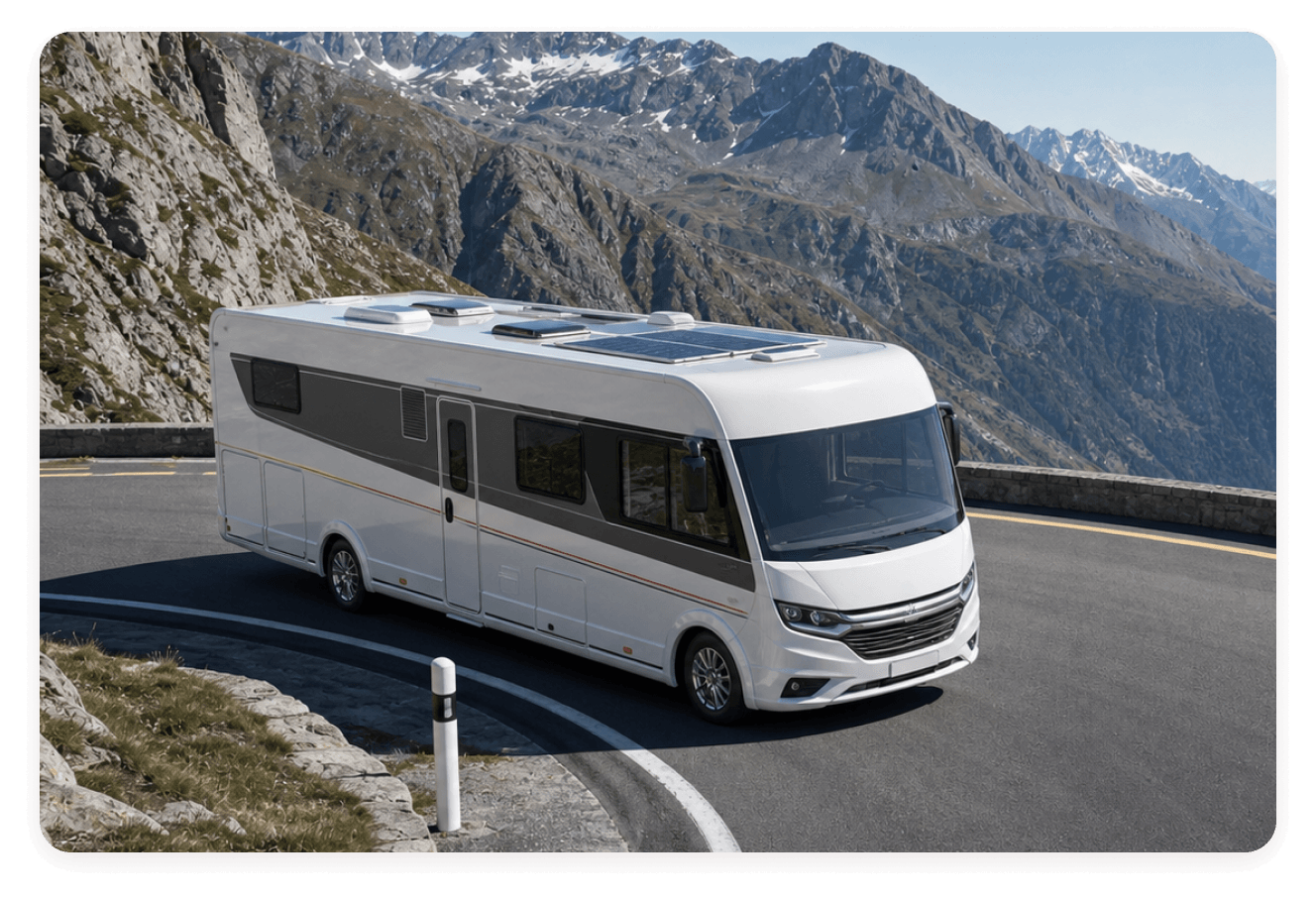 Camping-car sur une route de montagne, transmission entretenue par RénoBoîtes
