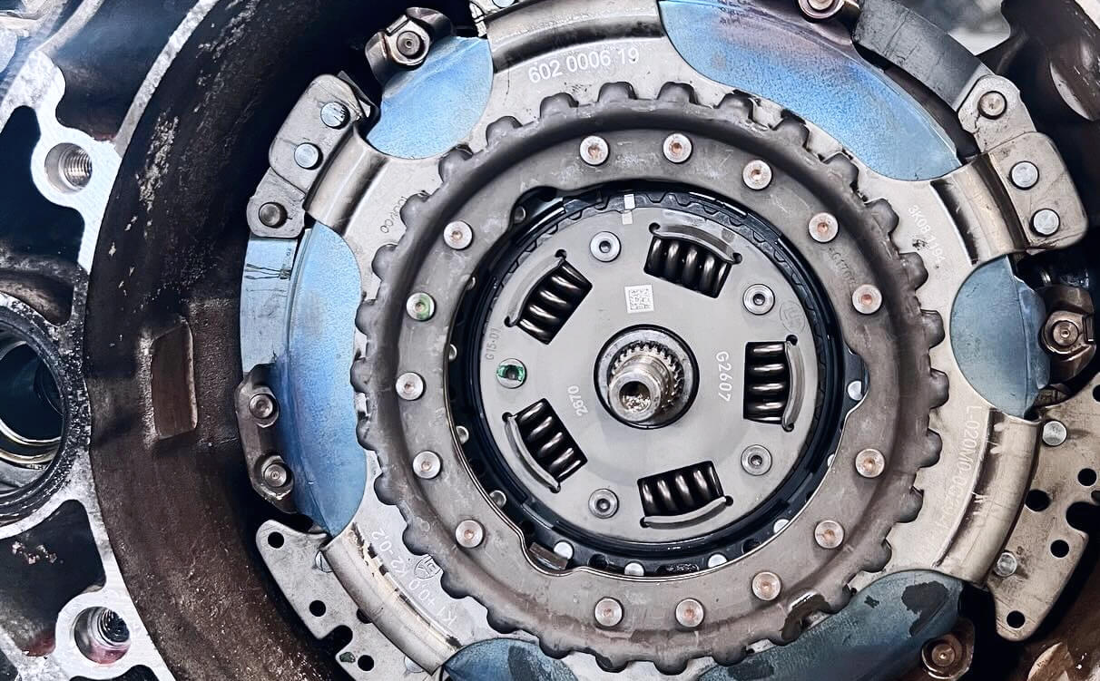 Vue en gros plan d'un embrayage de boîte de vitesses à transmission automatique